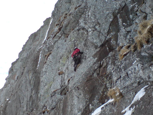 Jan Kuczera wspina się na 4 wyciągu Daga.
